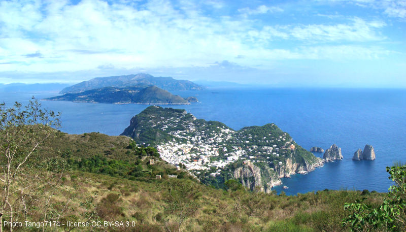 Capri, panorama da Monte Solaro. Sullo sfondo la Penisola Sorrentina e la Costiera Amalfitana
