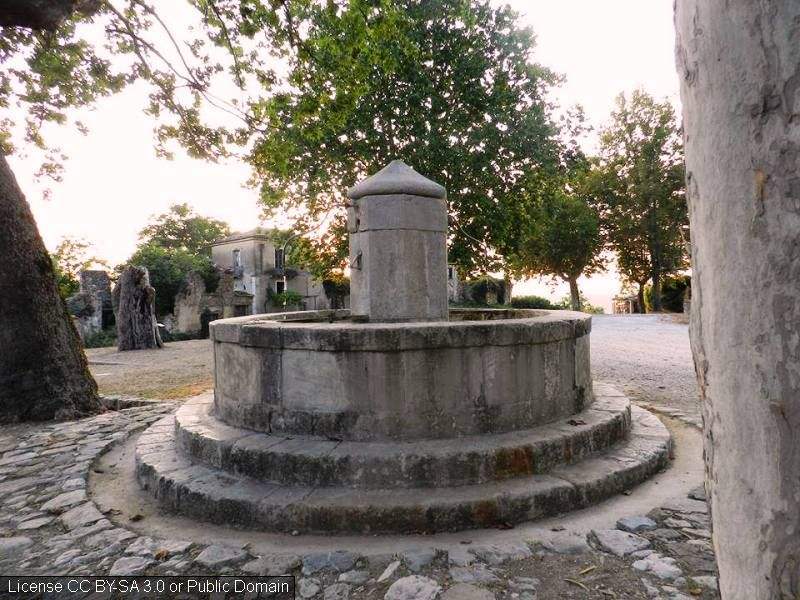 Cilento, la fontana nella piazza di Roscino Vecchia